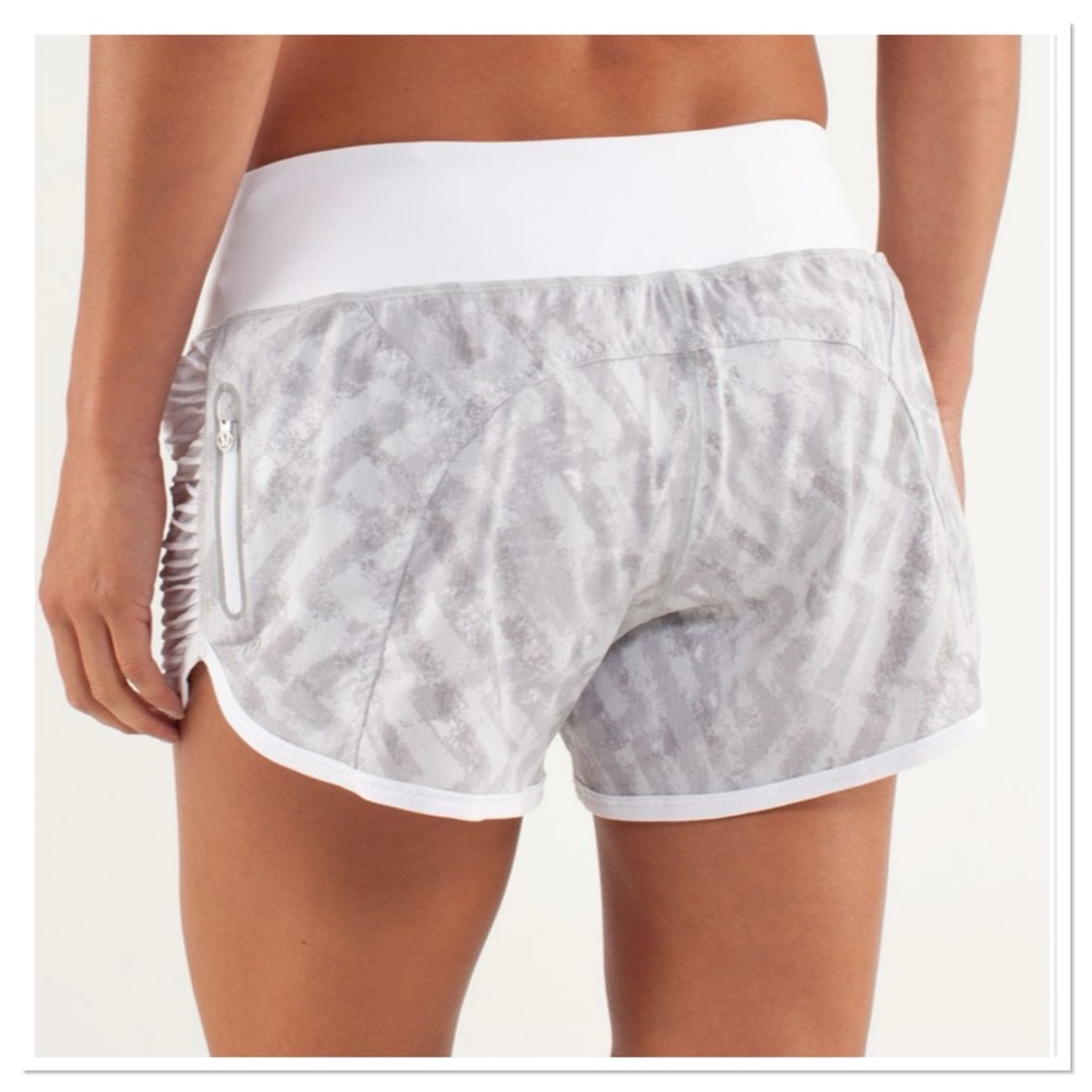 Lululemon Run Bright At Night Shorts Blazer Print White Gray Size 8 - Picture 3 of 11